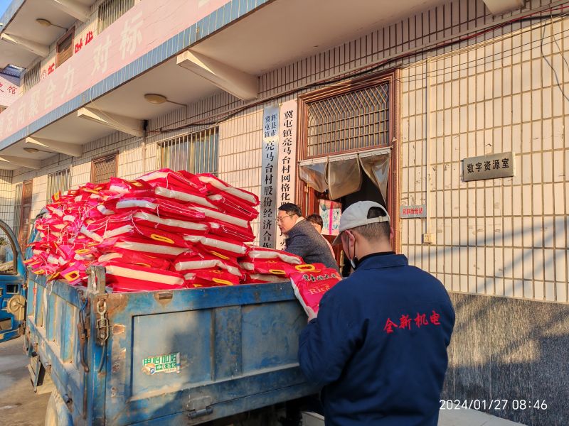 公司給亮馬台村的老人發春（chūn）節福利